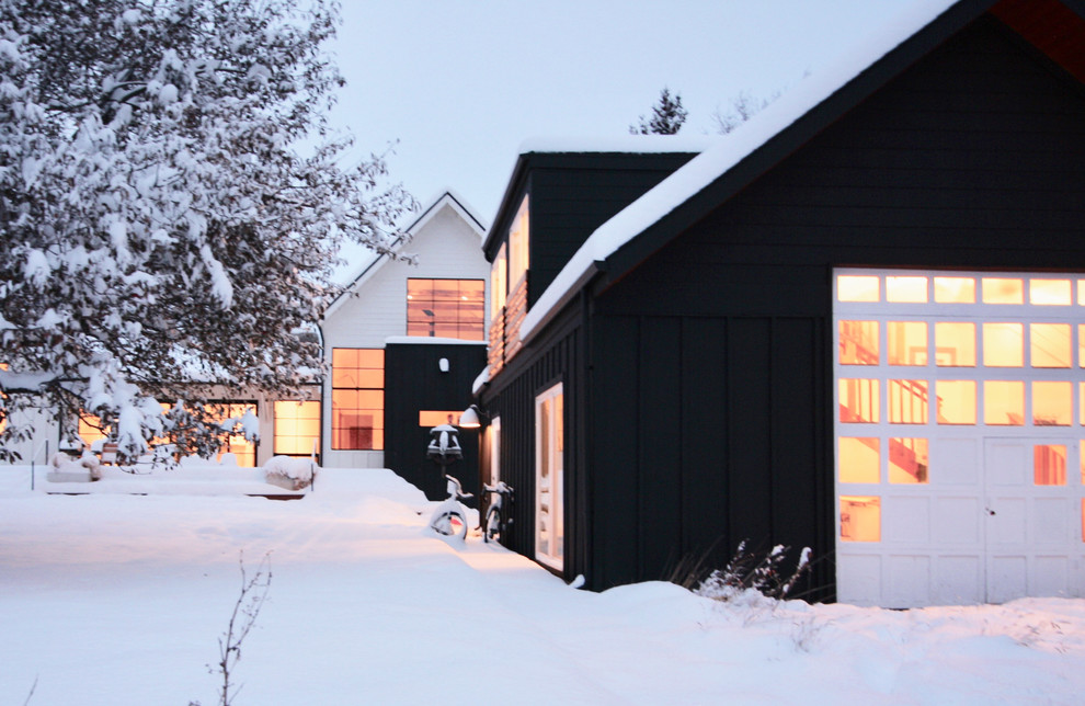 Zweistöckige Nordische Holzfassade Haus mit schwarzer Fassadenfarbe, Satteldach und Schindeldach in Denver