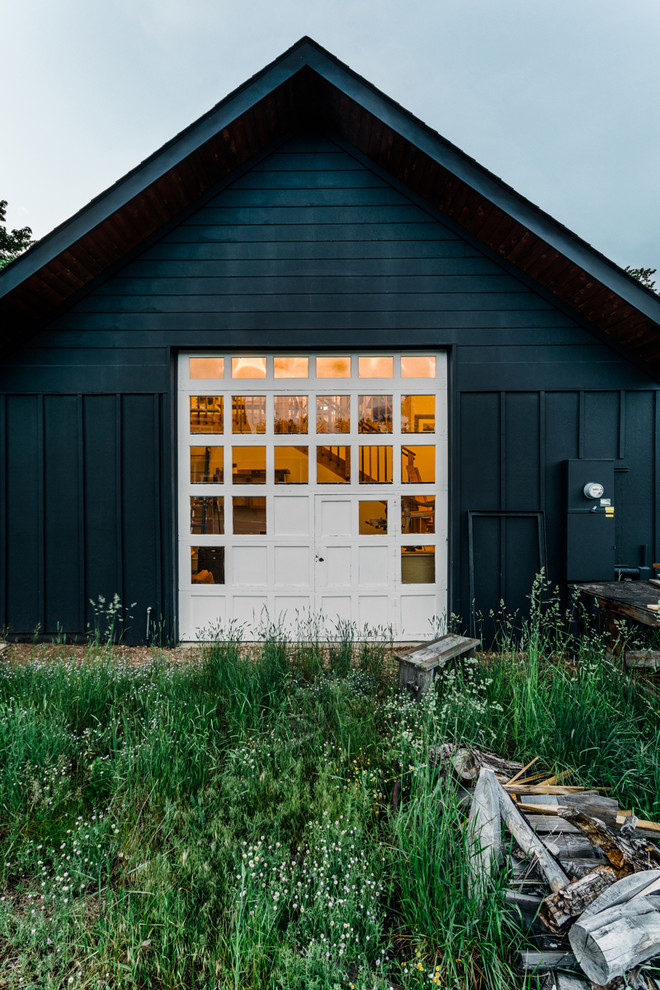 Источник вдохновения для домашнего уюта: двухэтажный, деревянный, черный дом в скандинавском стиле с двускатной крышей и крышей из гибкой черепицы