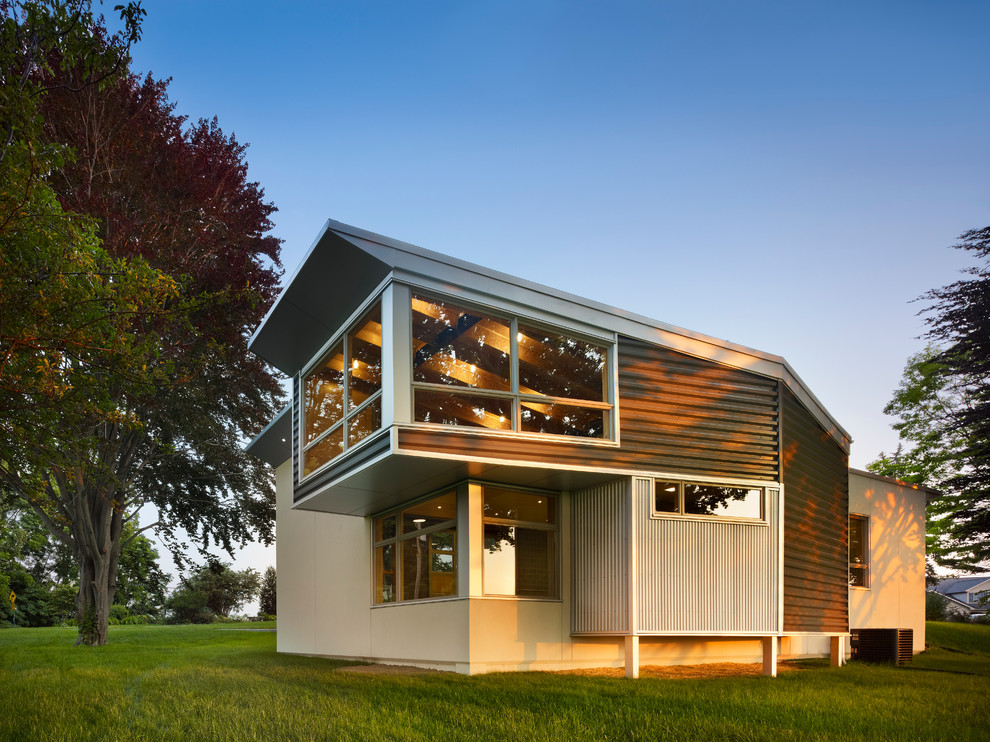На фото: двухэтажный дом среднего размера в современном стиле с облицовкой из металла