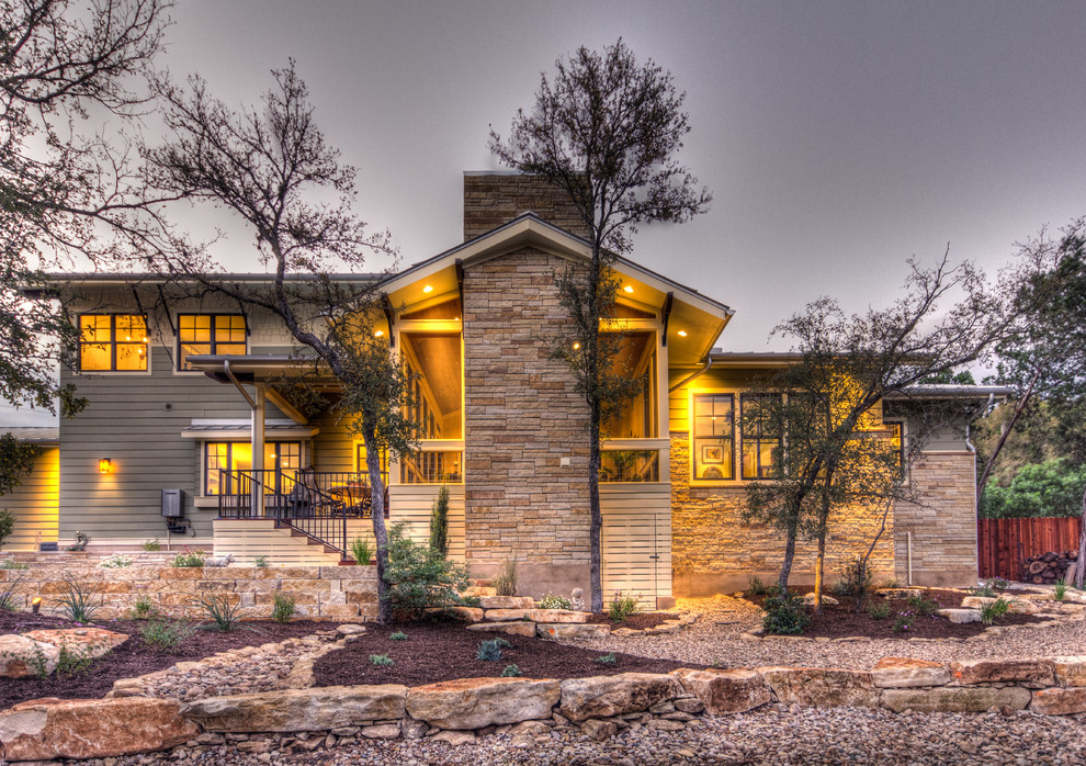 Großes, Zweistöckiges Eklektisches Einfamilienhaus mit Satteldach, beiger Fassadenfarbe, Mix-Fassade und Blechdach in Austin