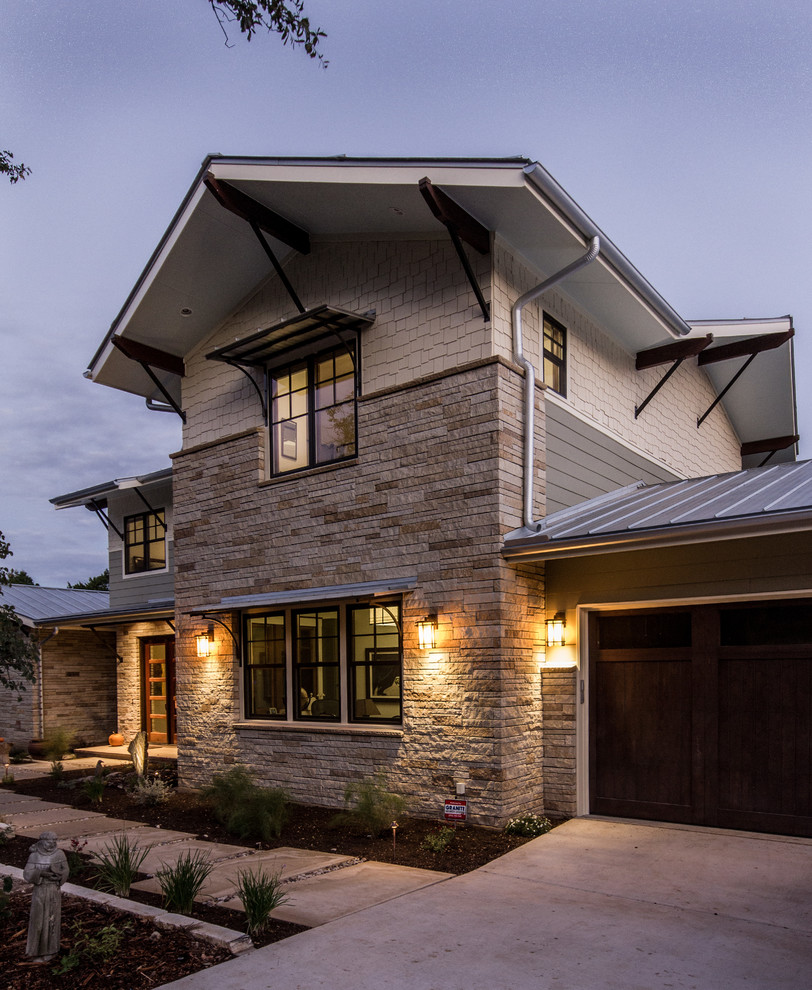 Großes, Zweistöckiges Stilmix Einfamilienhaus mit beiger Fassadenfarbe, Satteldach, Mix-Fassade und Blechdach in Austin