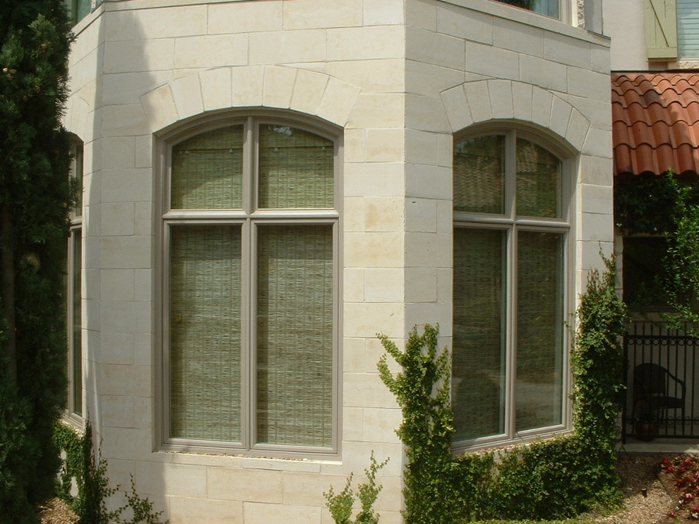 Esempio della facciata di una casa grigia classica a due piani di medie dimensioni con rivestimento in cemento