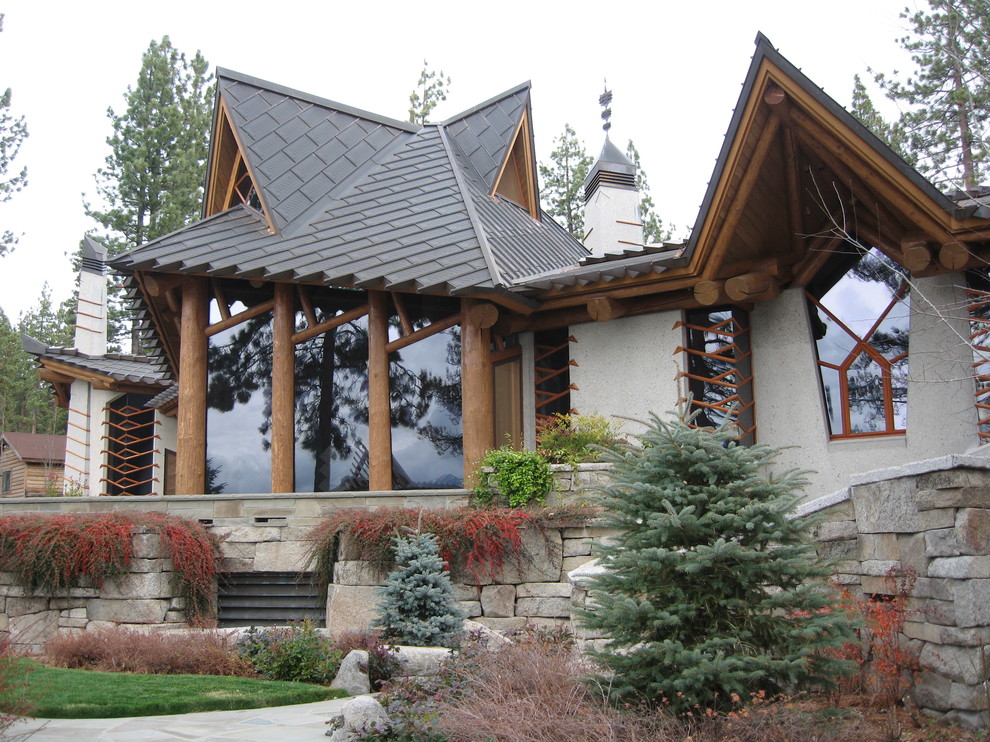 Immagine della facciata di una casa ampia eclettica