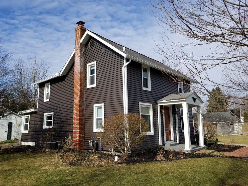 Mittelgroßes, Zweistöckiges Landhausstil Einfamilienhaus mit Vinylfassade, grauer Fassadenfarbe, Satteldach und Schindeldach in Cleveland