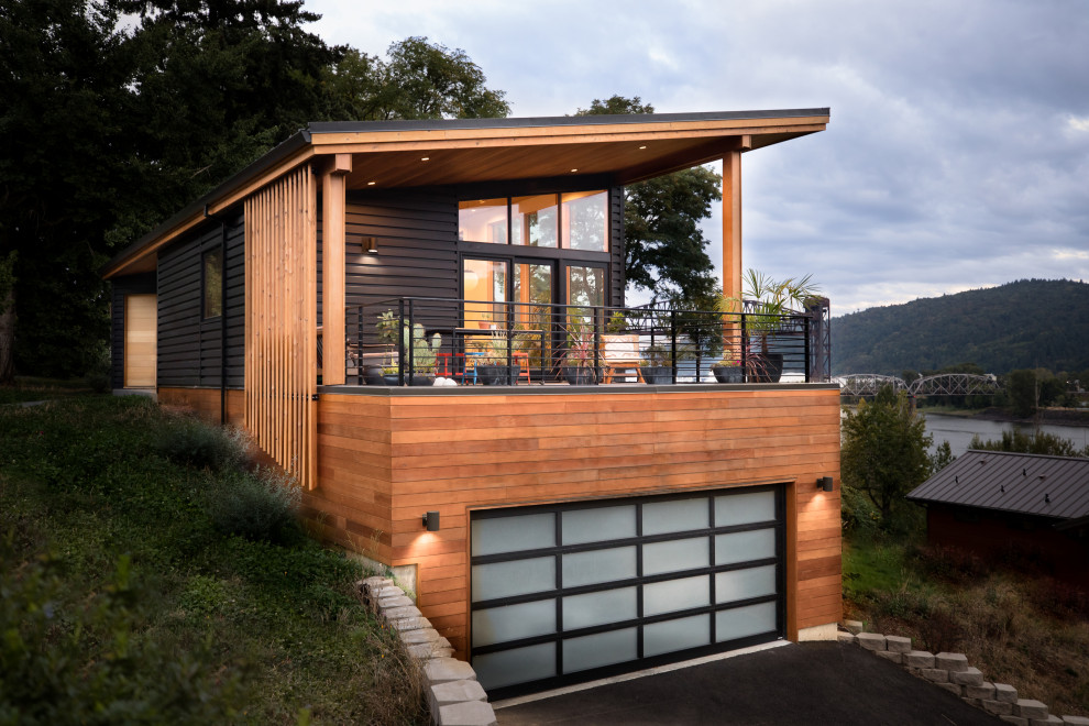 Retro Einfamilienhaus mit Metallfassade, schwarzer Fassadenfarbe, Pultdach und Blechdach in Portland