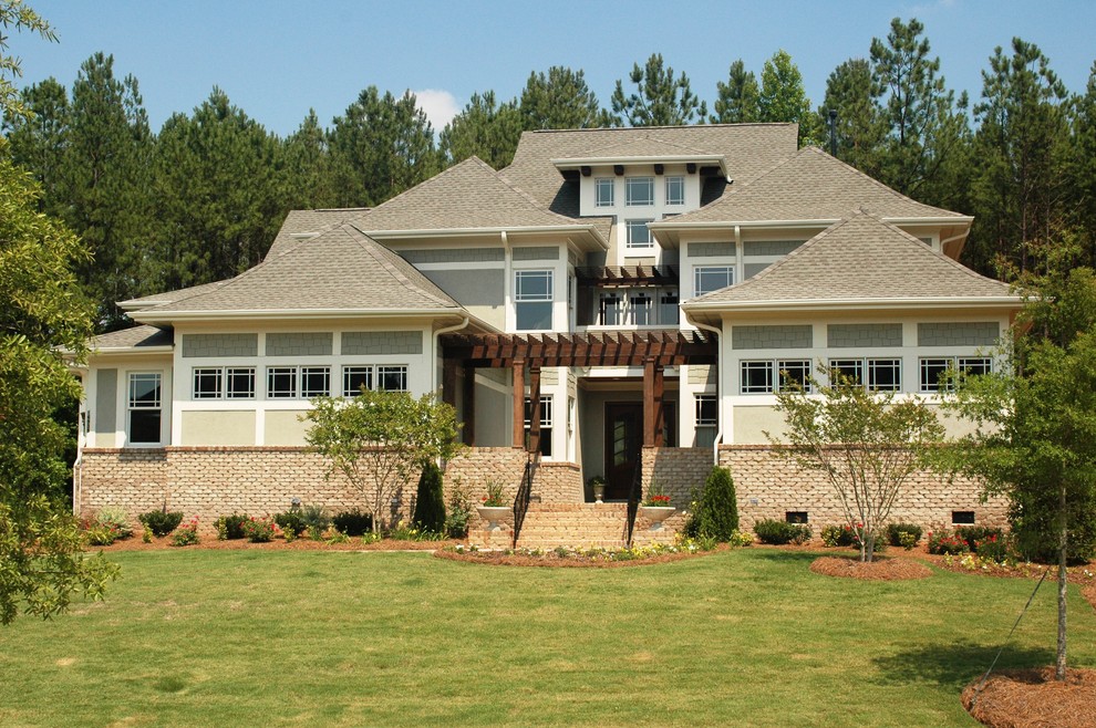 Ispirazione per la facciata di una casa grande beige eclettica a tre piani con rivestimento in legno e tetto a padiglione