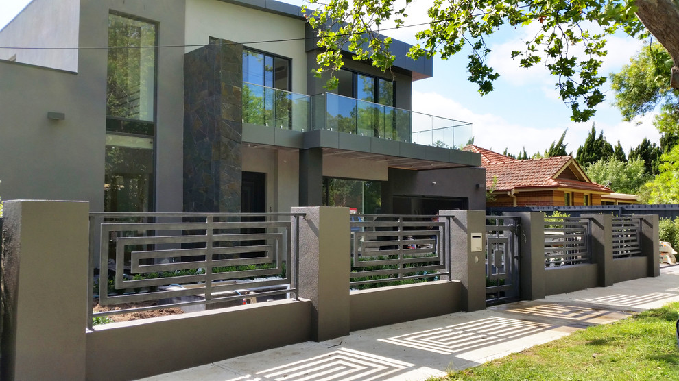 Стильный дизайн: двухэтажный, бежевый дом в стиле модернизм с облицовкой из металла - последний тренд