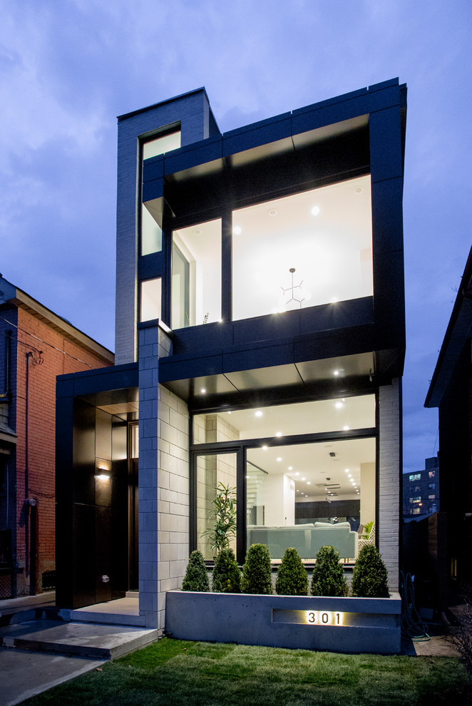 Kleines, Dreistöckiges Modernes Einfamilienhaus mit Mix-Fassade, weißer Fassadenfarbe, Flachdach und Blechdach in Toronto