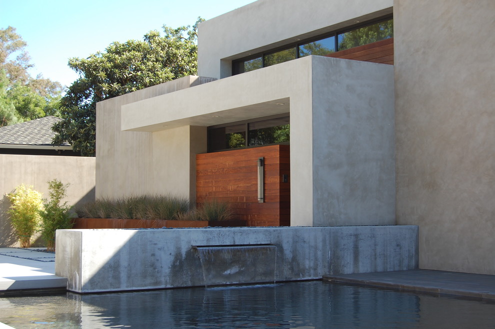 Идея дизайна: двухэтажный, бежевый дом в стиле модернизм