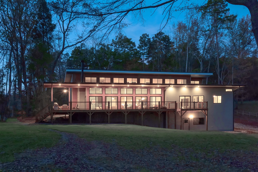 Mittelgroßes, Zweistöckiges Modernes Haus mit Mix-Fassade, Pultdach und pinker Fassadenfarbe in Charlotte