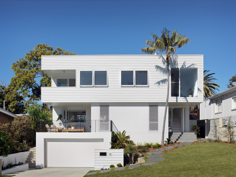 Пример оригинального дизайна: трехэтажный, белый частный загородный дом в морском стиле с плоской крышей