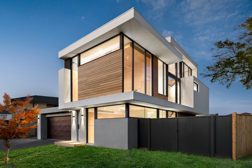 Mittelgroßes, Dreistöckiges Modernes Haus mit bunter Fassadenfarbe, Flachdach und Blechdach in Melbourne