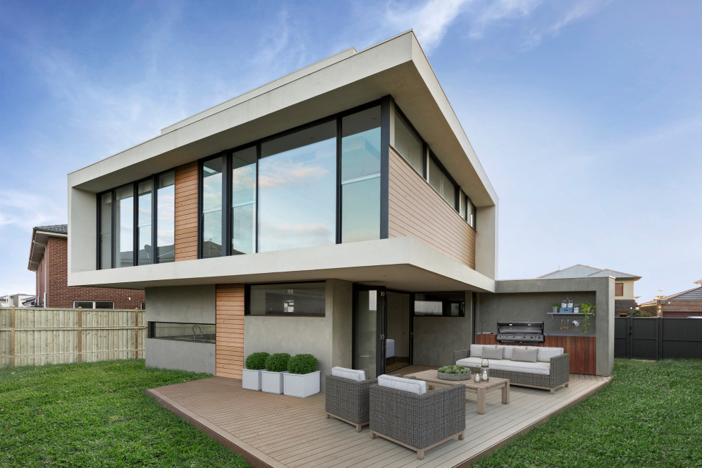 Mittelgroßes, Dreistöckiges Modernes Haus mit bunter Fassadenfarbe, Flachdach und Blechdach in Melbourne