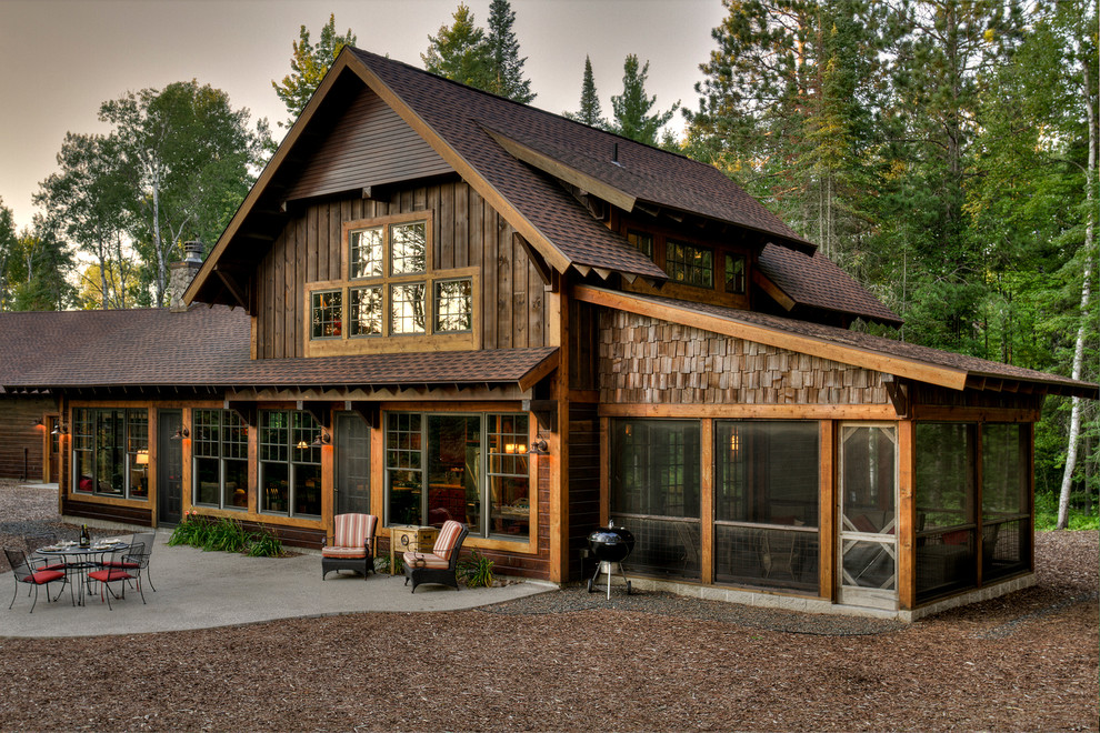 Aménagement d'une grande façade de maison marron montagne en bois à un étage avec un toit à deux pans et un toit en shingle.
