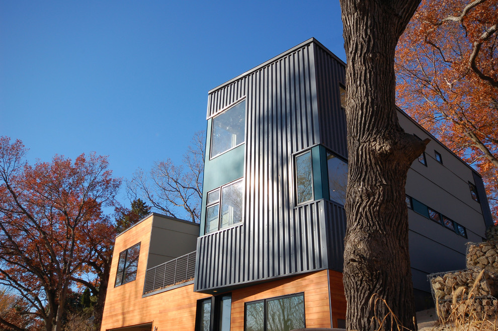 Zweistöckiges Modernes Haus mit Mix-Fassade und blauer Fassadenfarbe in Minneapolis
