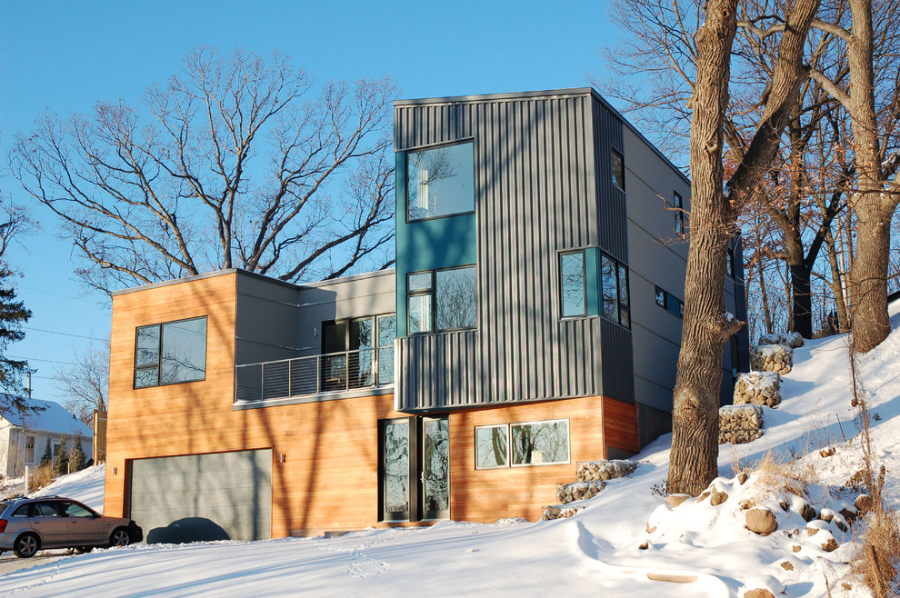 Idee per la facciata di una casa blu moderna a due piani con rivestimenti misti