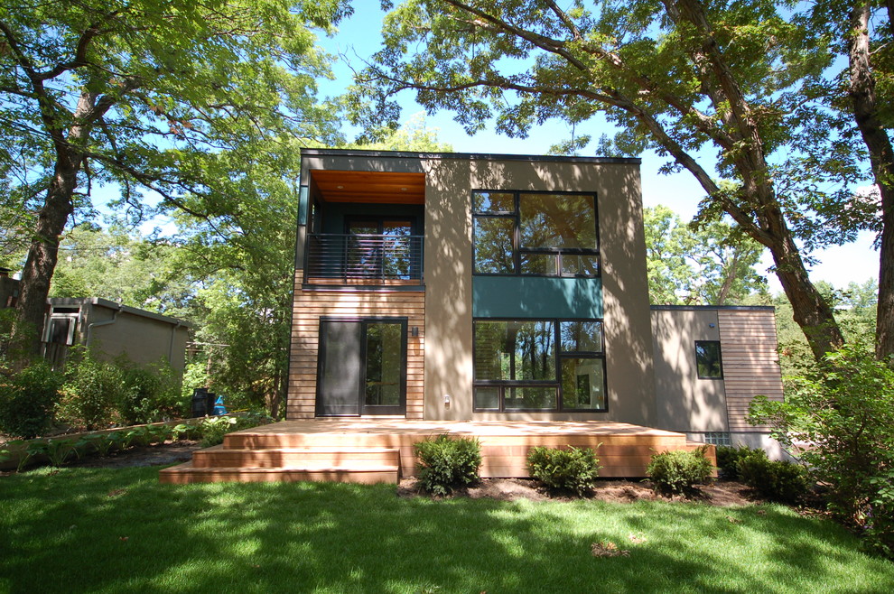 Esempio della facciata di una casa moderna a due piani con rivestimenti misti