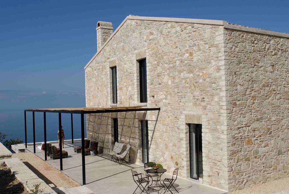 Свежая идея для дизайна: двухэтажный вилла среднего размера в средиземноморском стиле с облицовкой из камня - отличное фото интерьера