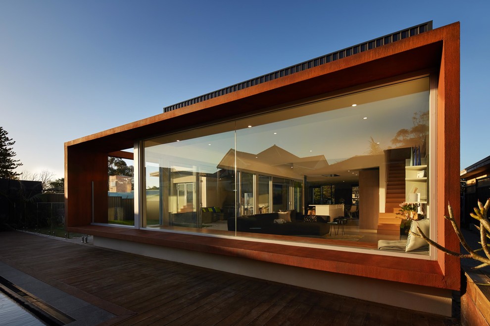 Idee per la villa grande marrone contemporanea a un piano con tetto a capanna, rivestimento in metallo e copertura in metallo o lamiera
