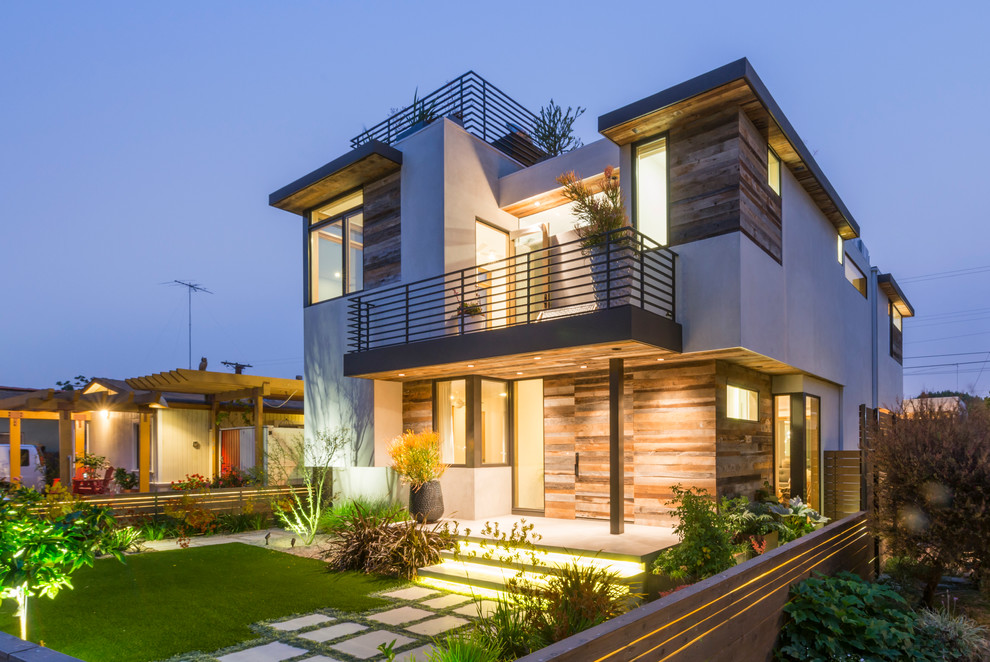 Ejemplo de fachada de casa multicolor contemporánea de tamaño medio de dos plantas con revestimientos combinados, tejado plano y tejado de varios materiales
