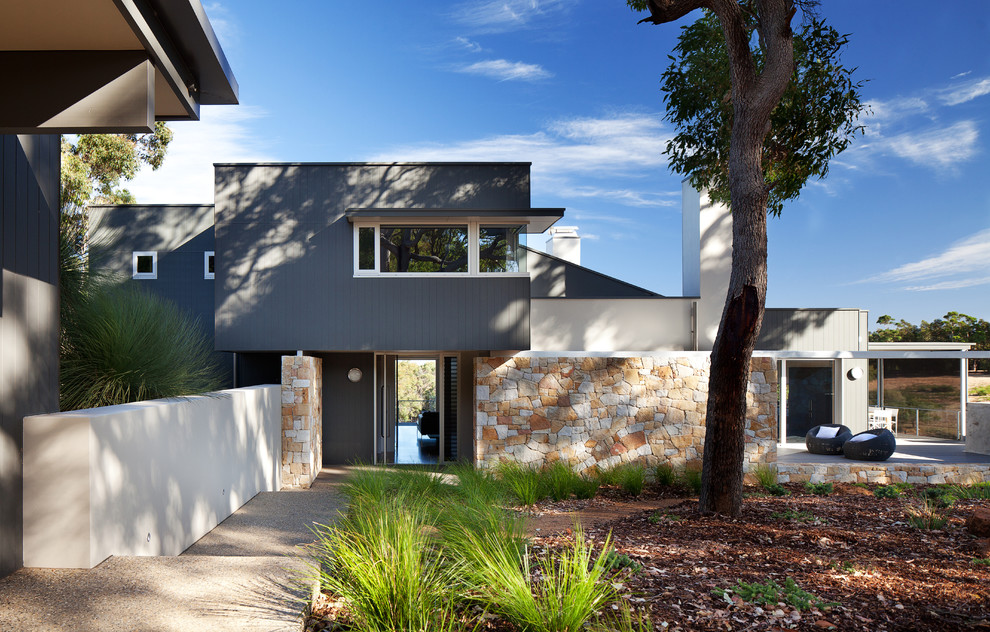 Foto de fachada contemporánea de tamaño medio de dos plantas con revestimiento de aglomerado de cemento y tejado plano