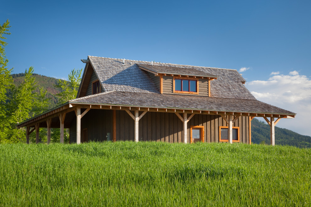Foto della casa con tetto a falda unica rustico a due piani di medie dimensioni con rivestimento in legno