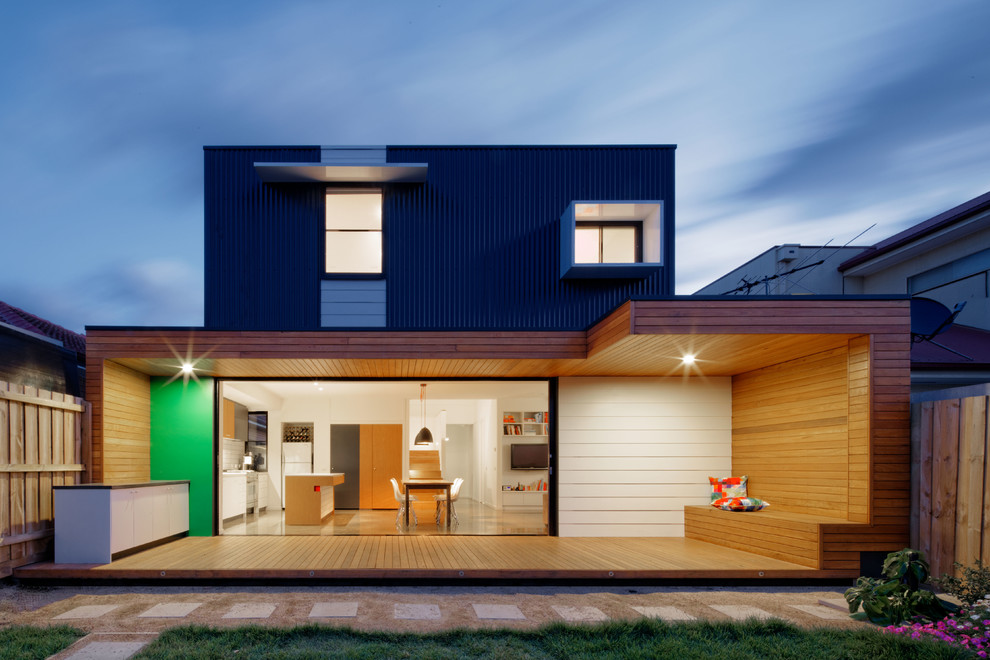 Стильный дизайн: маленький, двухэтажный, черный дом в современном стиле с облицовкой из металла и плоской крышей для на участке и в саду - последний тренд