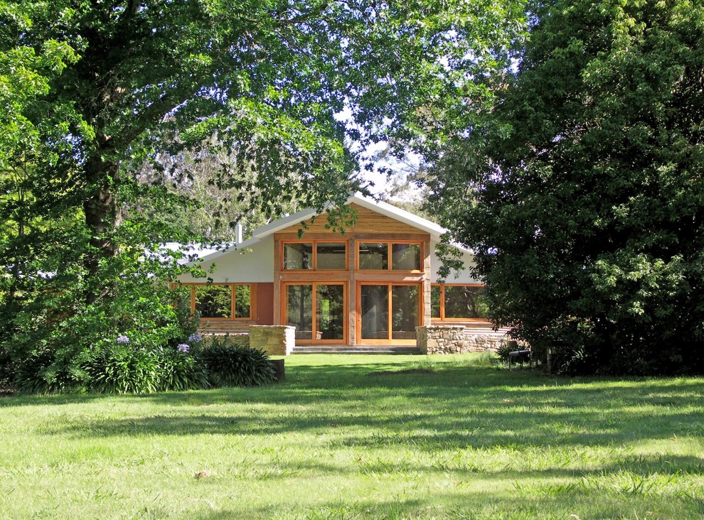 Ispirazione per la facciata di una casa marrone rustica a un piano di medie dimensioni con rivestimento in legno e tetto a capanna