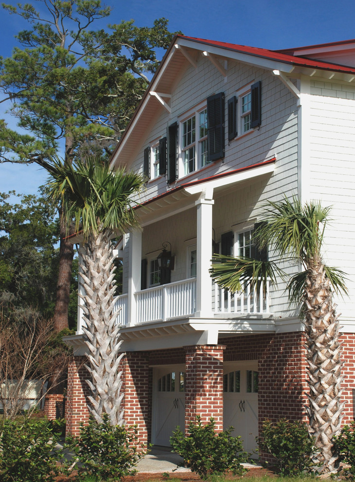 Esempio della facciata di una casa bianca stile marinaro a tre piani