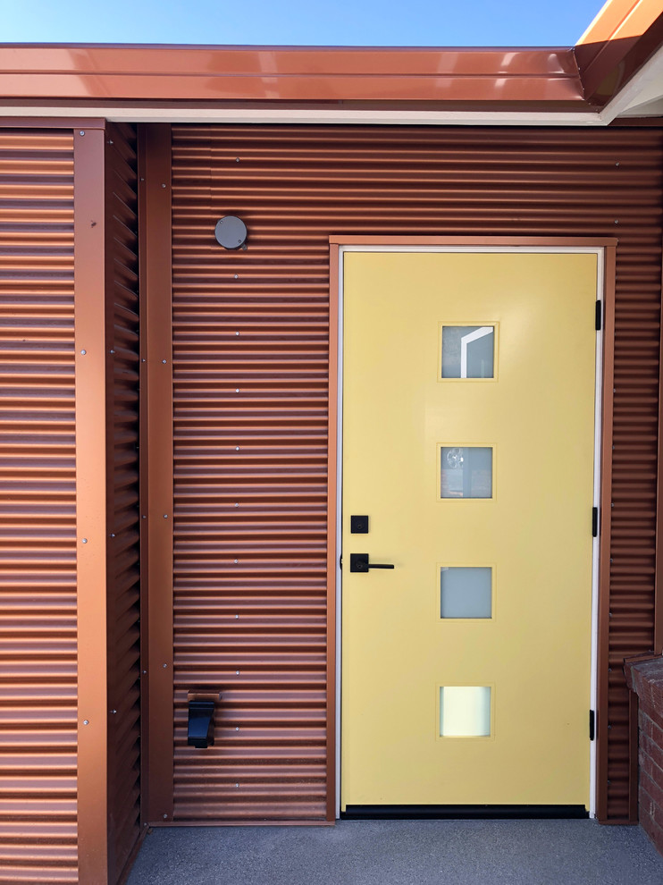 Ejemplo de fachada de casa marrón minimalista con revestimiento de metal