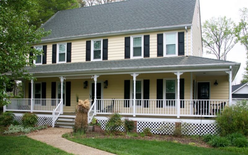 Großes, Zweistöckiges Klassisches Einfamilienhaus mit gelber Fassadenfarbe, Schindeldach, Vinylfassade und Satteldach in Richmond