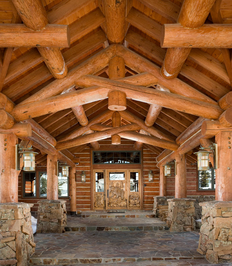 На фото: большой, трехэтажный, деревянный дом в стиле рустика с вальмовой крышей с