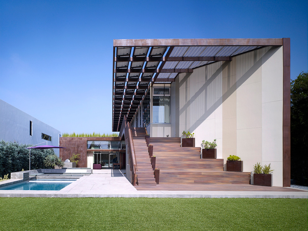 Diseño de fachada de casa multicolor actual grande con revestimiento de aglomerado de cemento, tejado plano y techo verde