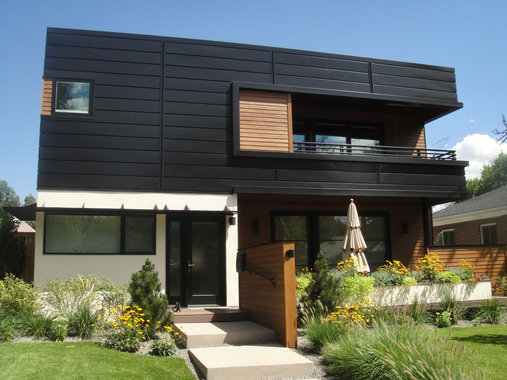 Свежая идея для дизайна: двухэтажный, черный дом среднего размера в современном стиле с облицовкой из металла и плоской крышей - отличное фото интерьера