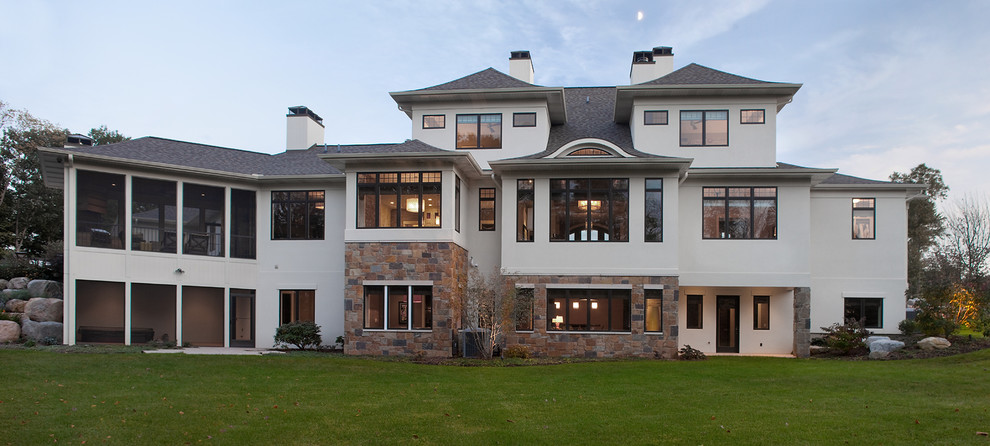 Стильный дизайн: огромный, трехэтажный, белый дом в стиле неоклассика (современная классика) с комбинированной облицовкой - последний тренд