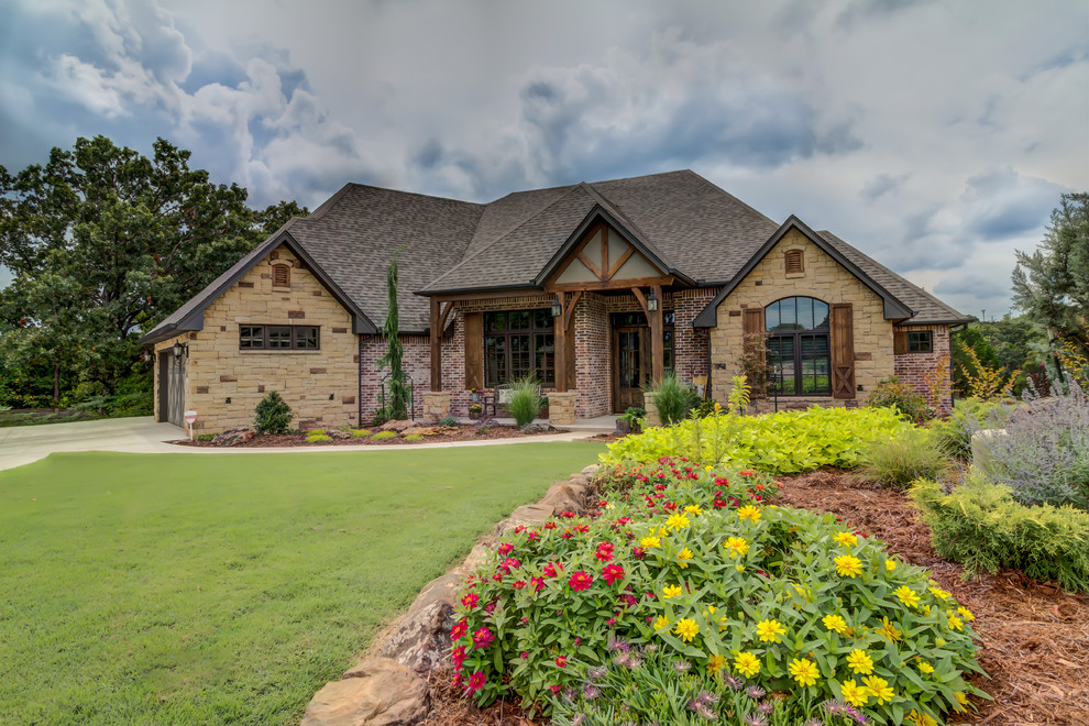 Großes, Einstöckiges Country Einfamilienhaus mit Mix-Fassade, bunter Fassadenfarbe, Satteldach und Schindeldach in Oklahoma City