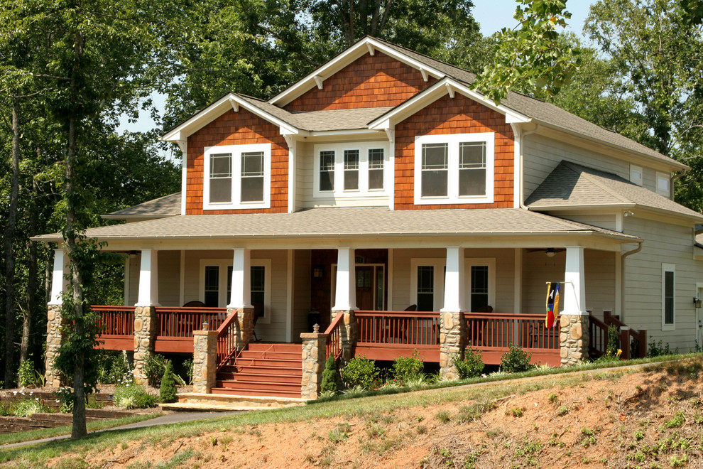 Пример оригинального дизайна: двухэтажный, деревянный, бежевый дом среднего размера в стиле кантри