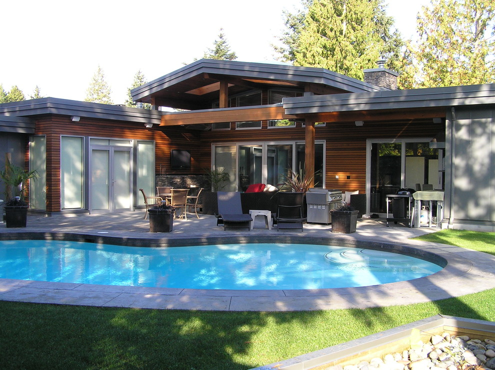 Exemple d'une façade de maison marron tendance de taille moyenne et de plain-pied avec un revêtement mixte.
