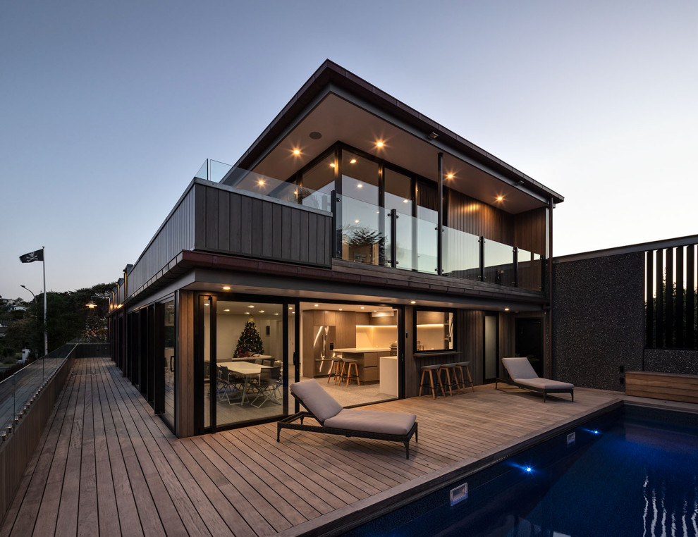 Стильный дизайн: огромный, трехэтажный частный загородный дом в стиле лофт с облицовкой из бетона - последний тренд