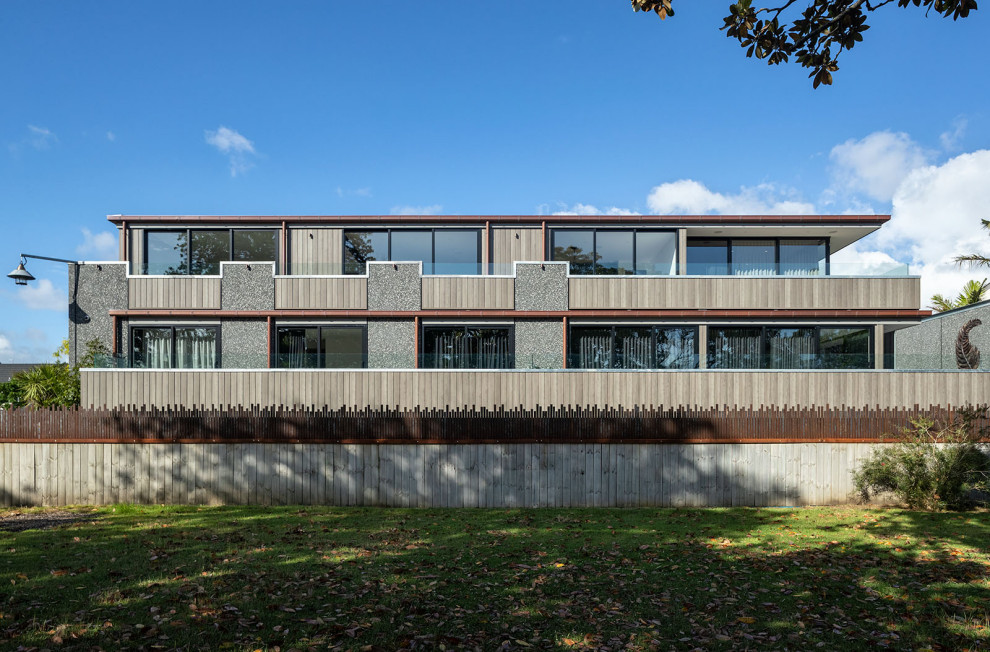 Свежая идея для дизайна: огромный, трехэтажный частный загородный дом в стиле лофт с облицовкой из бетона - отличное фото интерьера