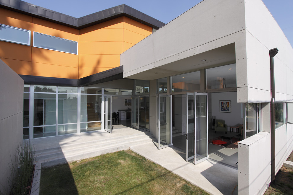 Immagine della facciata di una casa arancione contemporanea a due piani
