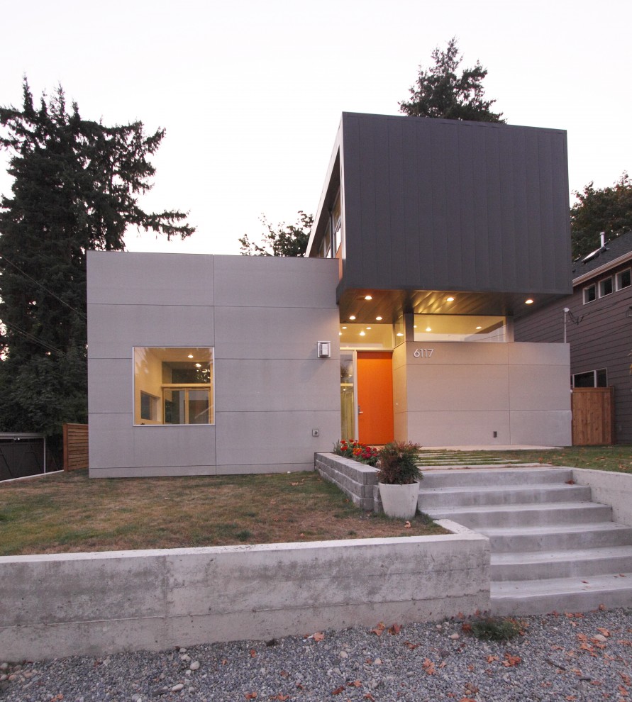 Inspiration för mellanstora moderna grå hus, med två våningar, metallfasad och platt tak