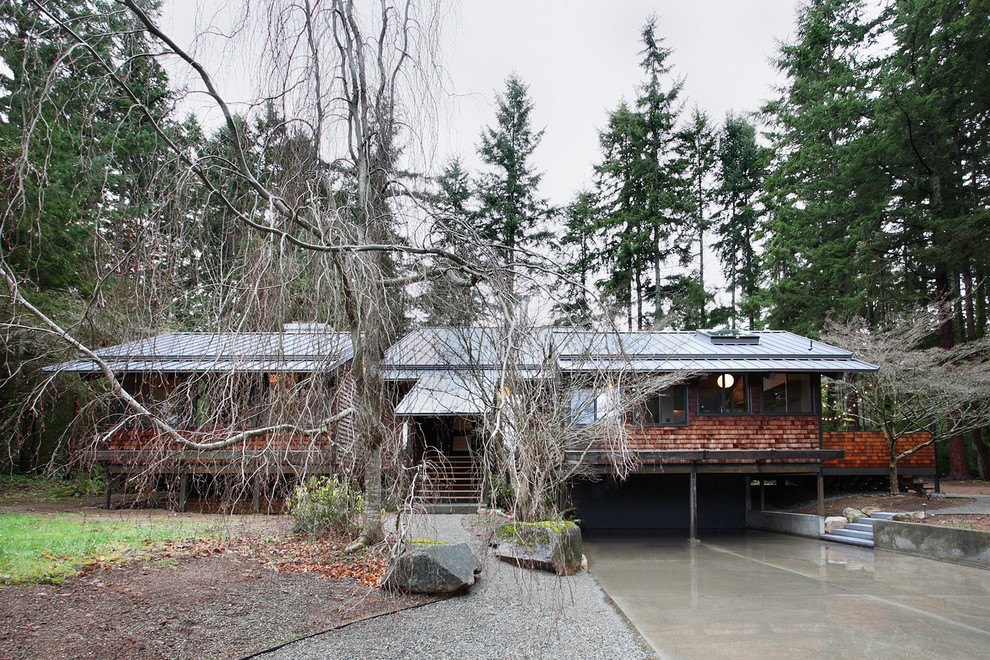 This is an example of a midcentury house exterior in Seattle.