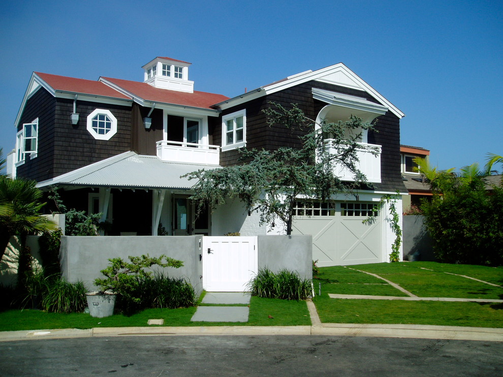 Diseño de fachada de casa marrón clásica de tamaño medio de dos plantas con revestimiento de madera y tejado de varios materiales