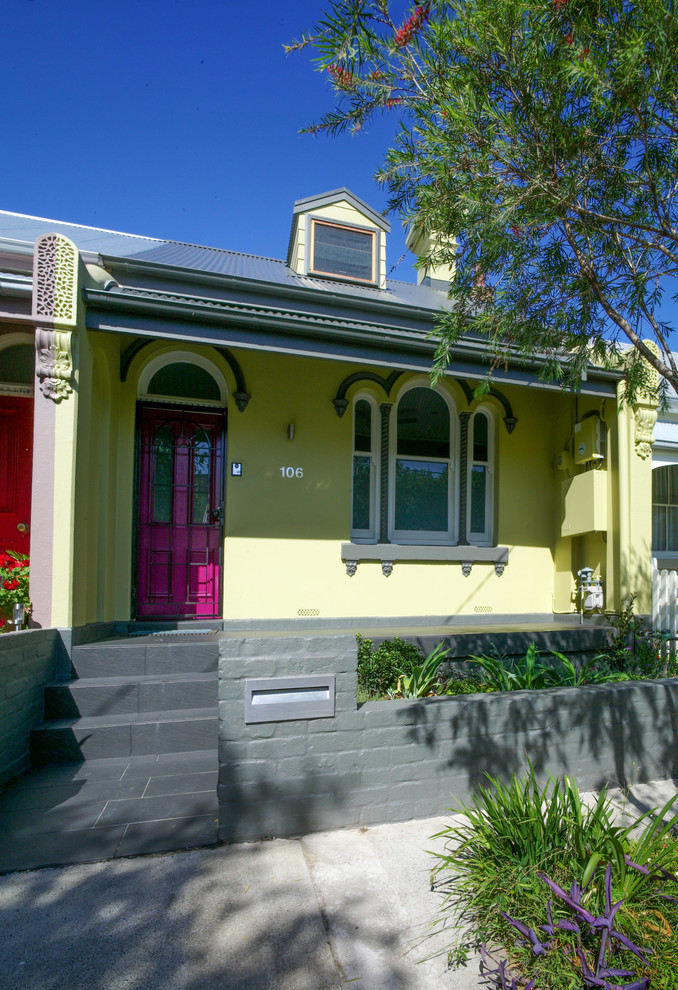 Идея дизайна: маленький, двухэтажный, кирпичный, желтый дом в викторианском стиле с плоской крышей для на участке и в саду