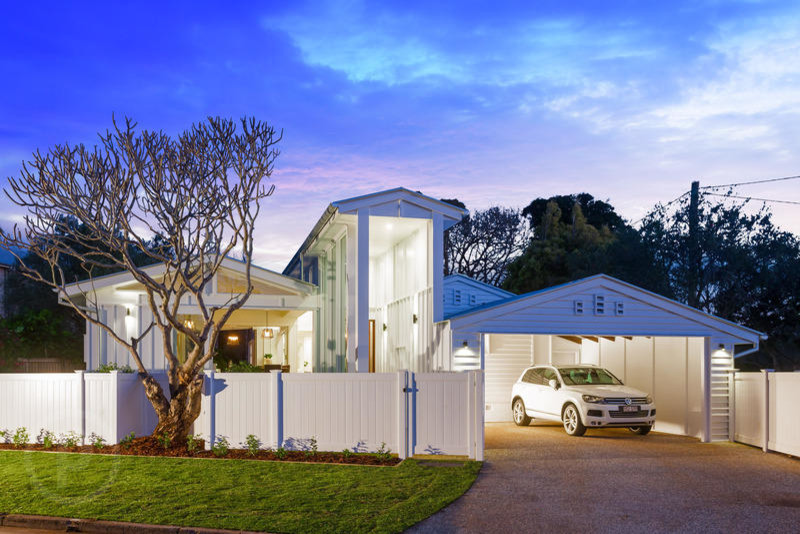 Großes, Einstöckiges Modernes Haus mit weißer Fassadenfarbe, Walmdach und Blechdach in Brisbane