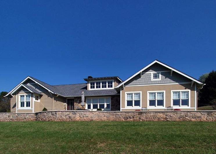 Aménagement d'une façade de maison marron classique de taille moyenne et de plain-pied avec un revêtement mixte, un toit à deux pans et un toit en shingle.