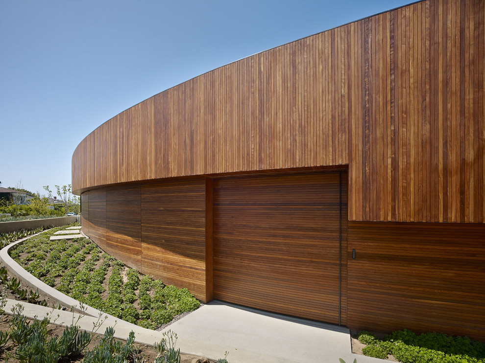 Geräumiges Modernes Haus mit brauner Fassadenfarbe und Flachdach in Los Angeles