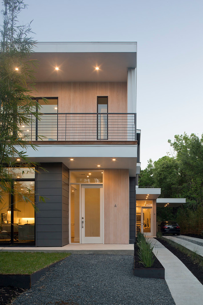 Diseño de fachada de casa beige contemporánea grande de dos plantas con revestimientos combinados y tejado plano