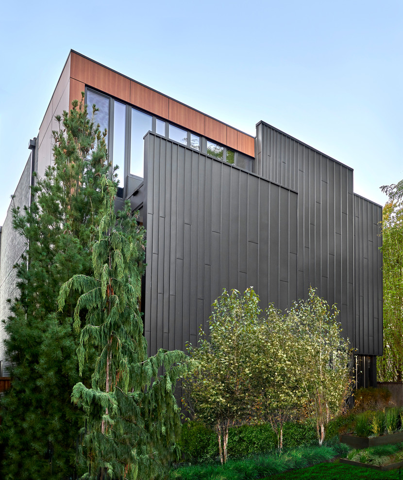 Diseño de fachada de casa gris contemporánea grande de tres plantas con revestimientos combinados